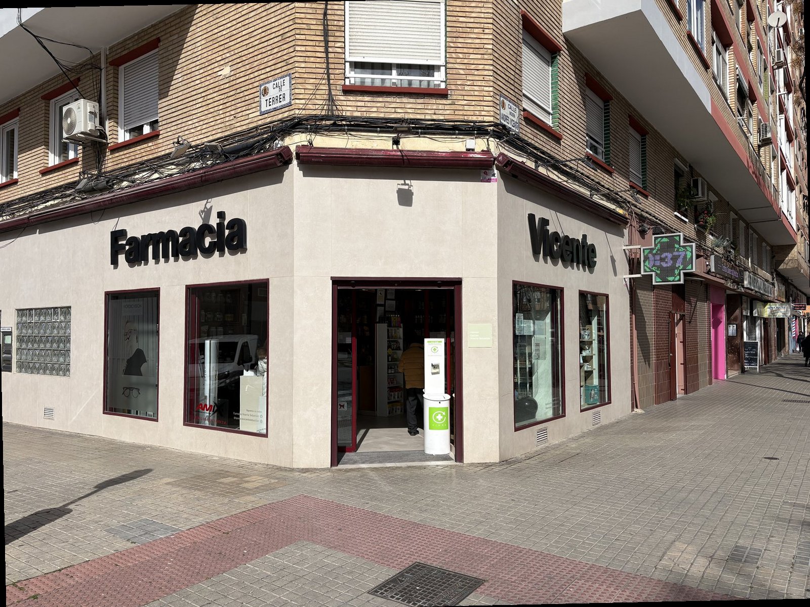 Fachada de Farmacia Vicente Sebastián en Zaragoza