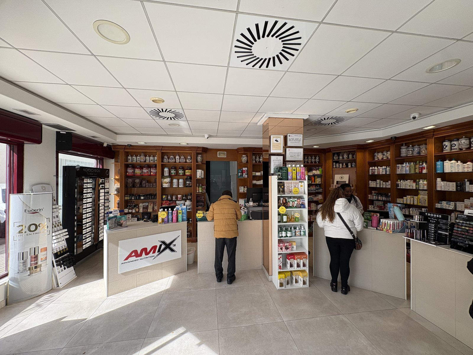 Interior de Farmacia Vicente Sebastián — atención al cliente